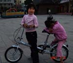 two children in yuuanyangsquare